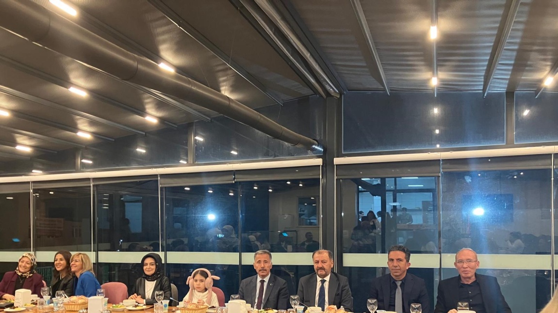 OKUL MÜDÜRÜMÜZ HASAN TUNCA'NIN EV SAHİPLİĞİNDE ANLAMLI AKŞAM YEMEĞİ 